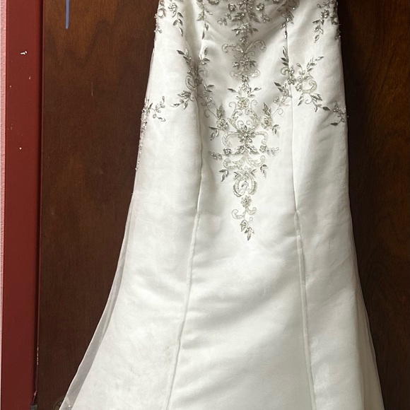 Wedding dress - Picture 2 of 3